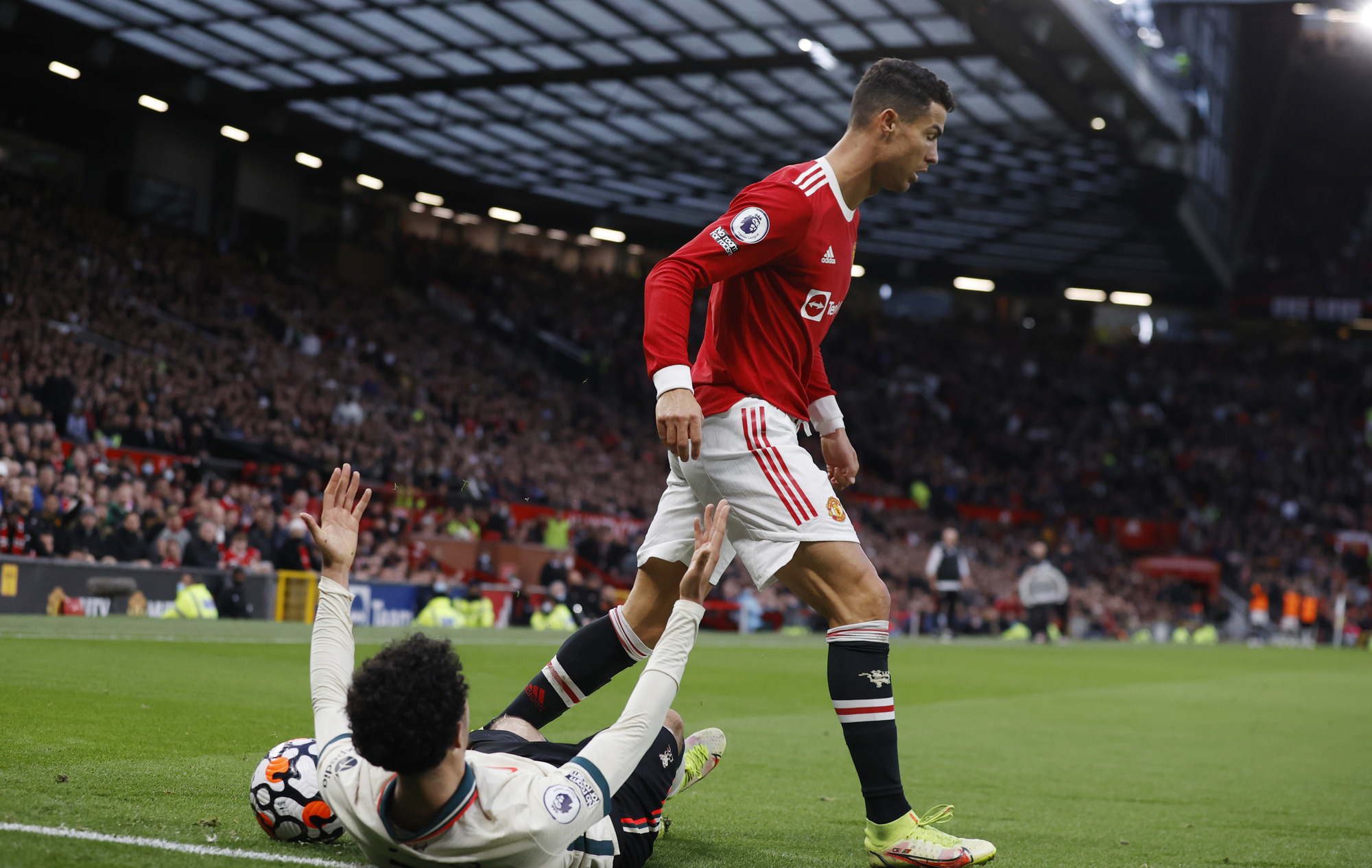Ronaldo "quật ngã" cầu thủ Liverpool